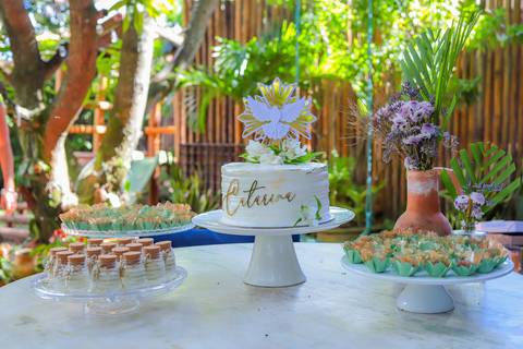 Registros delicados de encontros familiares após o batismo de Catarina na charmosa pousada Refúgio da Vila.'