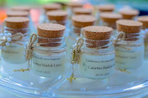 Momentos de carinho e união entre gerações durante o batismo em Praia do Forte, captados por Waldyr Lantyer.'