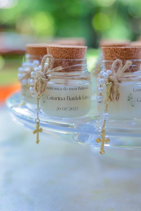 Momentos de carinho e união entre gerações durante o batismo em Praia do Forte, captados por Waldyr Lantyer.'