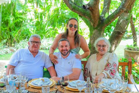 Momentos de carinho e união entre gerações durante o batismo em Praia do Forte, captados por Waldyr Lantyer.'
