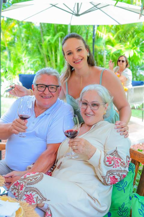 Momentos de carinho e união entre gerações durante o batismo em Praia do Forte, captados por Waldyr Lantyer.'