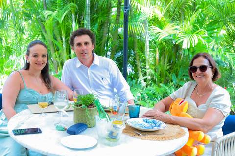 Momentos de carinho e união entre gerações durante o batismo em Praia do Forte, captados por Waldyr Lantyer.'