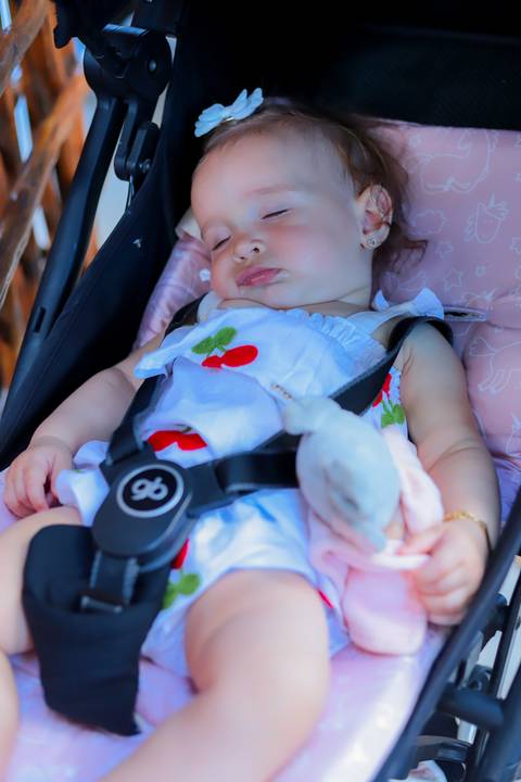 Momentos de carinho e união entre gerações durante o batismo em Praia do Forte, captados por Waldyr Lantyer.'