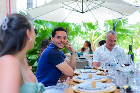 Momentos de carinho e união entre gerações durante o batismo em Praia do Forte, captados por Waldyr Lantyer.'