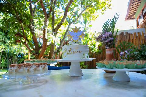 Momentos de carinho e união entre gerações durante o batismo em Praia do Forte, captados por Waldyr Lantyer.'