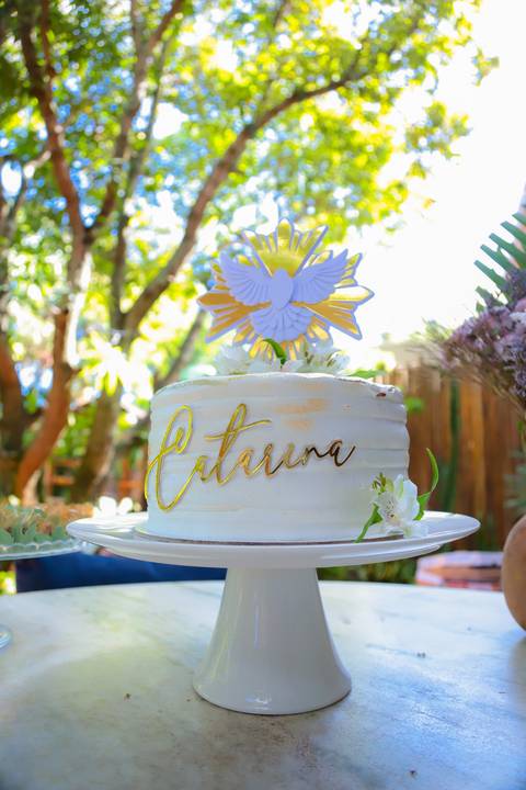 Momentos de carinho e união entre gerações durante o batismo em Praia do Forte, captados por Waldyr Lantyer.'