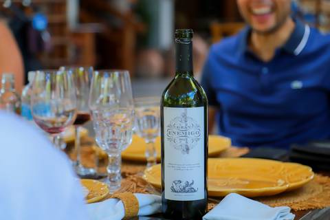 Recepção intimista do batizado na Refúgio da Vila, em Praia do Forte — momento especial capturado por Waldyr Lantyer.'