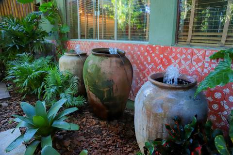 Recepção intimista do batizado na Refúgio da Vila, em Praia do Forte — momento especial capturado por Waldyr Lantyer.'