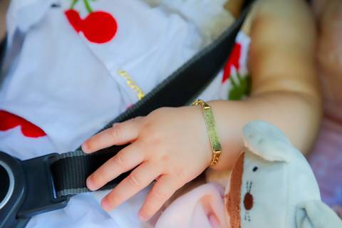 Recepção intimista do batizado na Refúgio da Vila, em Praia do Forte — momento especial capturado por Waldyr Lantyer.'