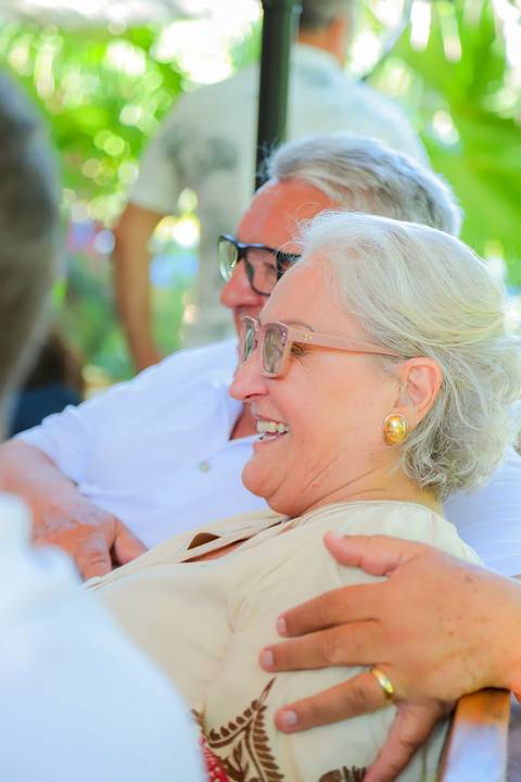 Recepção intimista do batizado na Refúgio da Vila, em Praia do Forte — momento especial capturado por Waldyr Lantyer.'