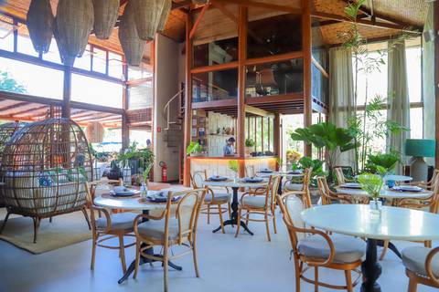 Recepção intimista do batizado na Refúgio da Vila, em Praia do Forte — momento especial capturado por Waldyr Lantyer.'