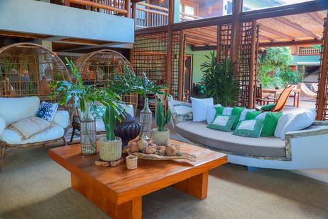 Recepção intimista do batizado na Refúgio da Vila, em Praia do Forte — momento especial capturado por Waldyr Lantyer.'