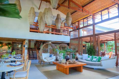 Recepção intimista do batizado na Refúgio da Vila, em Praia do Forte — momento especial capturado por Waldyr Lantyer.'