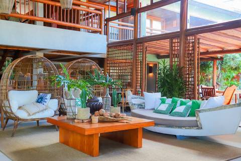 Recepção intimista do batismo de Catarina na charmosa Pousada Refúgio da Vila, Praia do Forte, cercada por natureza e afeto em família.'