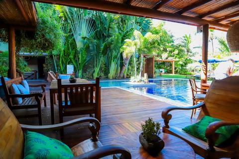 Recepção intimista do batismo de Catarina na charmosa Pousada Refúgio da Vila, Praia do Forte, cercada por natureza e afeto em família.'