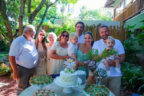 Área verde e aconchegante do Refúgio da Vila, com paisagismo encantador que harmoniza natureza e elegância na Praia do Forte.'