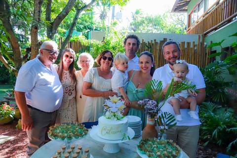 Área verde e aconchegante do Refúgio da Vila, com paisagismo encantador que harmoniza natureza e elegância na Praia do Forte.'