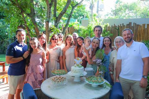 Fotografia de evento íntimo na Praia do Forte, capturada por Waldyr Lantyer, com cenário encantador do Refúgio da Vila ao fundo.'
