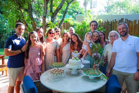 Fotografia de evento íntimo na Praia do Forte, capturada por Waldyr Lantyer, com cenário encantador do Refúgio da Vila ao fundo.'