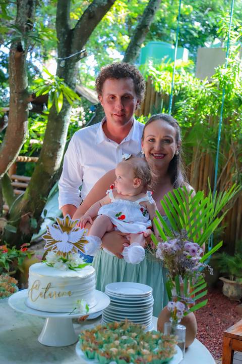 Fotografia de evento íntimo na Praia do Forte, capturada por Waldyr Lantyer, com cenário encantador do Refúgio da Vila ao fundo.'