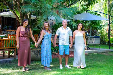 Espaço ao ar livre no Refúgio da Vila, perfeito para mini weddings e celebrações com clima tropical e elegante.'