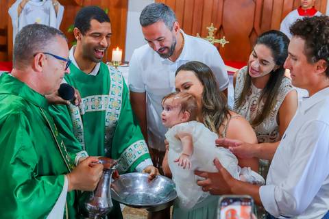 Família reunida na recepção do batizado na Pousada Refúgio da Vila, em Praia do Forte — momento de carinho e celebração em espaço acolhedor.'