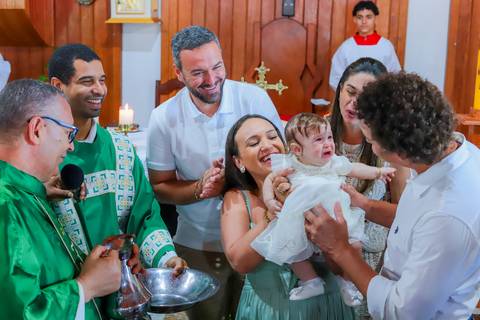 Família reunida na recepção do batizado na Pousada Refúgio da Vila, em Praia do Forte — momento de carinho e celebração em espaço acolhedor.'