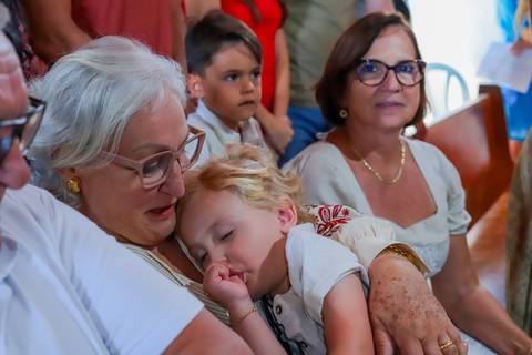 Detalhes da recepção do batismo em Praia do Forte, com registros fotográficos feitos por Waldyr Lantyer, fotógrafo de família e eventos na Bahia.'