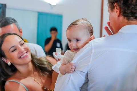 Detalhes da recepção do batismo em Praia do Forte, com registros fotográficos feitos por Waldyr Lantyer, fotógrafo de família e eventos na Bahia.'
