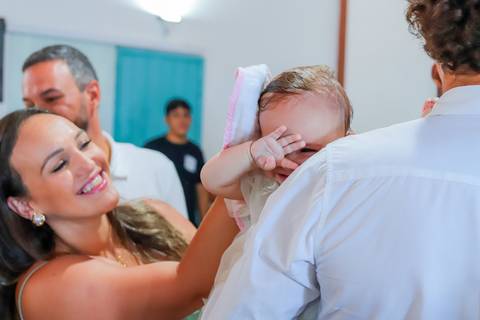 Detalhes da recepção do batismo em Praia do Forte, com registros fotográficos feitos por Waldyr Lantyer, fotógrafo de família e eventos na Bahia.'