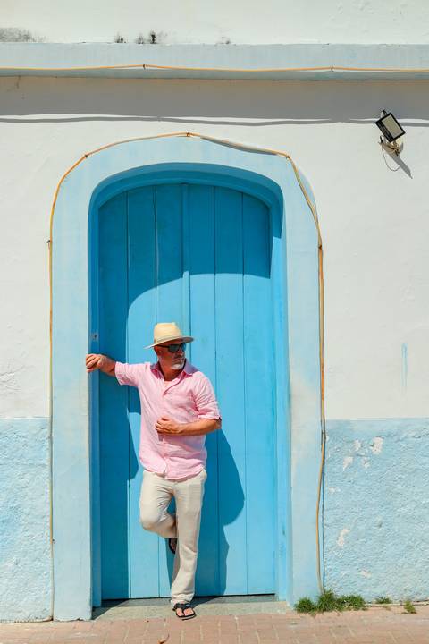 Turistas aproveitando a beleza dos coqueiros e da natureza exuberante de Praia do Forte. Fotógrafo especializado em ensaios na Bahia. O que fazer em Praia do Forte? Registrar memórias.'