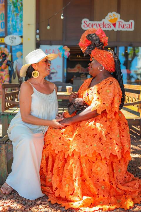 Sorriso espontâneo capturado diante do Projeto Tamar em Praia do Forte. Fotógrafo em Salvador e Litoral Norte da Bahia, ideal para famílias, casais e viajantes.Registro autêntico com a baiana sem freio em frente à igreja de São Francisco.'