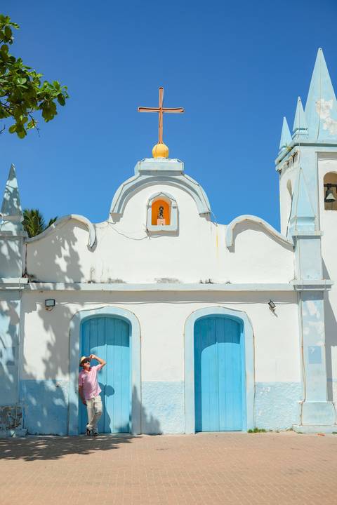 Momentos de amor e alegria em frente à igrejinha de São Francisco, cartão-postal de Praia do Forte. Fotógrafo em Salvador e Litoral Norte, registros autênticos para sua viagem.'