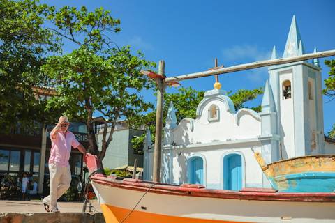 Momentos de amor e alegria em frente à igrejinha de São Francisco, cartão-postal de Praia do Forte. Fotógrafo em Salvador e Litoral Norte, registros autênticos para sua viagem.'