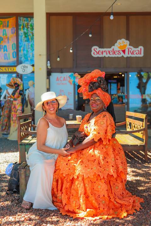 Sorriso espontâneo capturado diante do Projeto Tamar em Praia do Forte. Fotógrafo em Salvador e Litoral Norte da Bahia, ideal para famílias, casais e viajantes.Registro autêntico com a baiana sem freio em frente à igreja de São Francisco.'