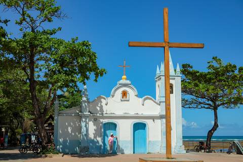Turistas aproveitando a beleza dos coqueiros e da natureza exuberante de Praia do Forte. Fotógrafo especializado em ensaios na Bahia. O que fazer em Praia do Forte? Registrar memórias.'