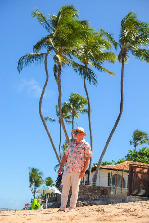 Sorriso espontâneo capturado diante do Projeto Tamar em Praia do Forte. Fotógrafo em Salvador e Litoral Norte da Bahia, ideal para famílias, casais e viajantes.'