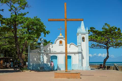 Momentos de amor e alegria em frente à igrejinha de São Francisco, cartão-postal de Praia do Forte. Fotógrafo em Salvador e Litoral Norte, registros autênticos para sua viagem.'
