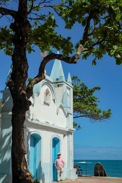 Turistas aproveitando a beleza dos coqueiros e da natureza exuberante de Praia do Forte. Fotógrafo especializado em ensaios na Bahia. O que fazer em Praia do Forte? Registrar memórias.'