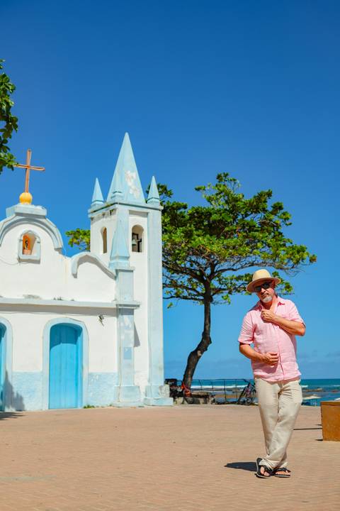 Turistas aproveitando a beleza dos coqueiros e da natureza exuberante de Praia do Forte. Fotógrafo especializado em ensaios na Bahia. O que fazer em Praia do Forte? Registrar memórias.'