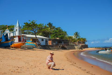 Sorriso espontâneo capturado diante do Projeto Tamar em Praia do Forte. Fotógrafo em Salvador e Litoral Norte da Bahia, ideal para famílias, casais e viajantes.'