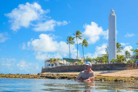 Momentos de amor e alegria em frente à igrejinha de São Francisco, cartão-postal de Praia do Forte. Fotógrafo em Salvador e Litoral Norte, registros autênticos para sua viagem. Fotógrafo em Praia do Forte Bahia, O que fazer em Praia do Forte?'