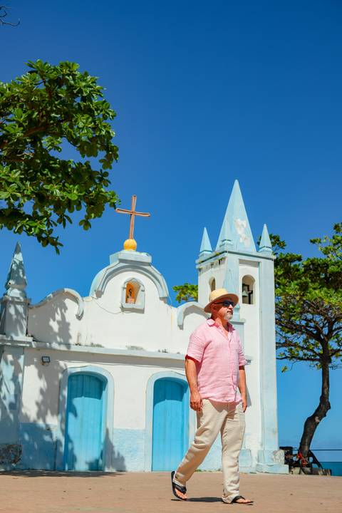 Turistas aproveitando a beleza dos coqueiros e da natureza exuberante de Praia do Forte. Fotógrafo especializado em ensaios na Bahia. O que fazer em Praia do Forte? Registrar memórias.'