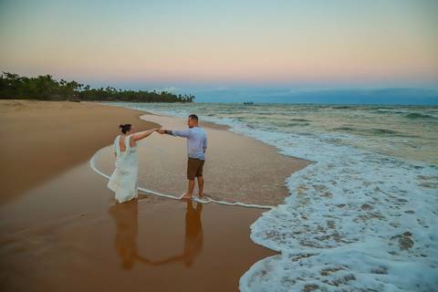 Cada foto na Praia do Forte-BA é uma celebração da vida. Com mar cristalino, pôr do sol deslumbrante e cenários únicos, os cliques se tornam lembranças eternas.'