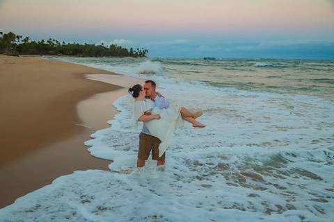 Trabalhar com fotografia em Praia do Forte-BA é transformar paisagens paradisíacas em retratos que contam histórias de amor, amizade e família sob a luz perfeita.'
