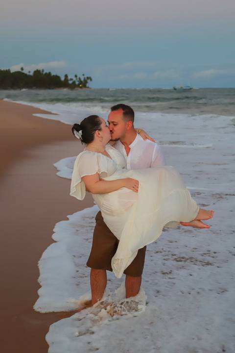 Trabalhar com fotografia em Praia do Forte-BA é transformar paisagens paradisíacas em retratos que contam histórias de amor, amizade e família sob a luz perfeita.'