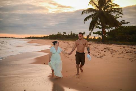 Trabalhar com fotografia em Praia do Forte-BA é transformar paisagens paradisíacas em retratos que contam histórias de amor, amizade e família sob a luz perfeita.'