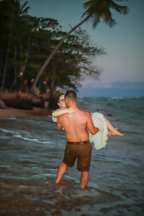 Trabalhar com fotografia em Praia do Forte-BA é transformar paisagens paradisíacas em retratos que contam histórias de amor, amizade e família sob a luz perfeita.'