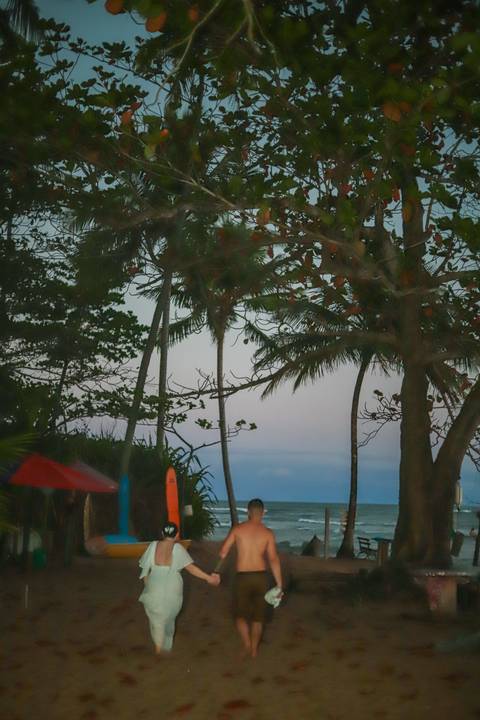 Trabalhar com fotografia em Praia do Forte-BA é transformar paisagens paradisíacas em retratos que contam histórias de amor, amizade e família sob a luz perfeita.'