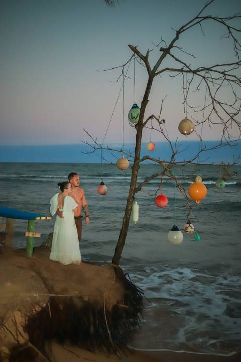 Trabalhar com fotografia em Praia do Forte-BA é transformar paisagens paradisíacas em retratos que contam histórias de amor, amizade e família sob a luz perfeita.'